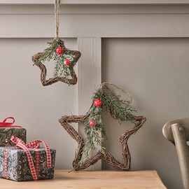 Lights4fun Set of 2 Rattan Christmas Indoor Star Hanging Decoration Festive Foliage with Toadstool Mushrooms Rustic Ornament 25cm