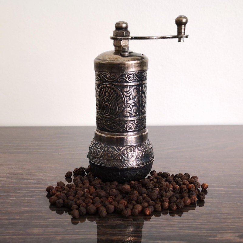 Pepper and Spice Grinder - Manual Mill for Herbs and