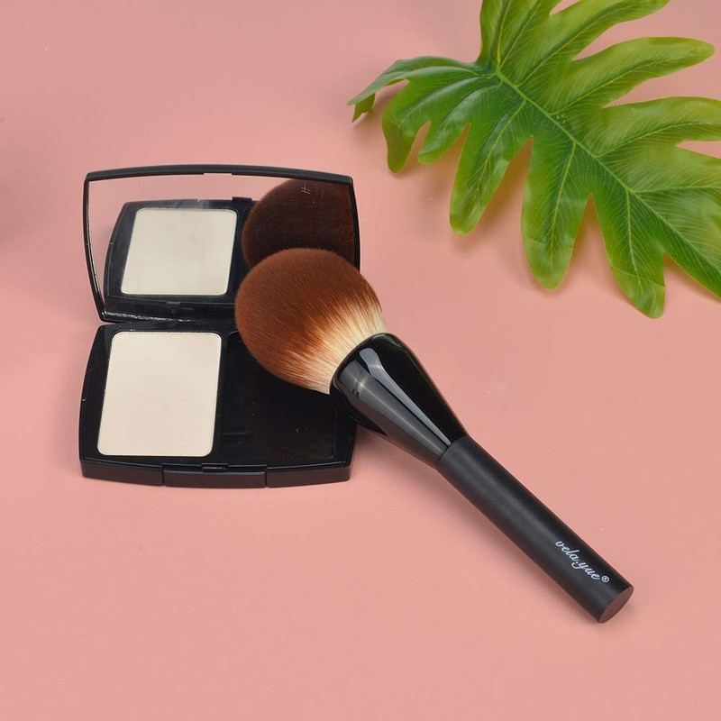 Vela.Yue Large versatile powder brush for a flawless lightweight look