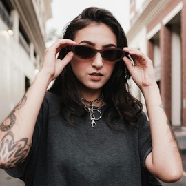 LJCZKA Retro Oval Sunglasses for Women Men Trendy Small Oval Sunglasses Vintage 90s Narrow Cat Eye Frame Shades UV400 Protection (Brown Brown)