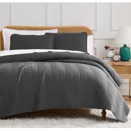 Southshore Fine Living, Inc. Oversized Quilt Bedding Set Lightweight, Prewash Fabric Soft Coverlet Bedspread 3-Piece with Two Matching Shams (98 in Wide x 98 in Long), Full/Queen, Chevron Slate