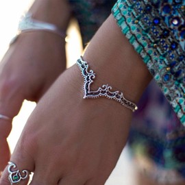 Dervivea Vintage Filigree Open Bangle Bracelet Silver Trunk Cuff Bracelet Hollow Bangle Cuff Bracelet Metal Floral Pattern Bracelet Jewellery for Women and Girls, Zinc