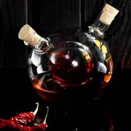 com-four® Essig- und Ölflasche mit Korken - Glasflasche mit Einsatz und 2 Öffnungen - 2 in 1 Glaskaraffe zum Befüllen - Öl- und Essigspender (1 Stück - 2 in 1)