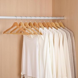 Just Home Collection Ganchos de Madera Premium para Ropa, Set de 50 Piezas | Perchas de Madera Natural, Giro 360°, Acabado Liso sin Veta