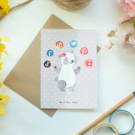 Mr. & Mrs. Panda Grußkarte Social Media Managerin Herz - Geschenk, Abschied, Klappkarte, Einladungskarte, Geburtstagskarte, Glückwunschkarte,