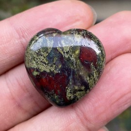 Ladeukoi Ladeukoi 5Pcs Natural Dragon Bloodstone Crystal Love Heart Stone, Polished Palm Pocket Stones Healing Therapy Chakra Balancing 1 Inch(25mm)