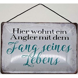 Blechschild Blechemma with Cord 30 x 20 cm Fischer Saying: Hier wohnt EIN Angler mit dem Fang seines Lebens [German Language]