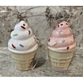 Cracker Barrel NEW Cracker Barrel Mini Ice Cream Cone Salt & Pepper Shakers Set