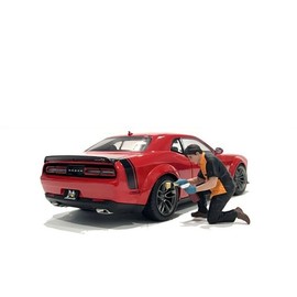 American Diorama Detail Masters Figure 1 (Wheel Cleaning) for 1/18 Scale Models
