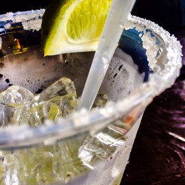 TashiBox 9 oz Disposable Plastic Party Cups, Tumblers, 100 Count, Crystal Clear