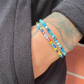 Made by Nami Boho Surfer-Armband 2er Set Herren & Damen - Handmade Strand Festival Accessoires - Perlen-Armband Männer Frauen - 100% Wasserfest & verstellbar (Bunte Perlen ES)