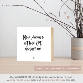 Wunderpixel® Holzbild Mein Zuhause ist kein Ort, das bist du - Aufsteller 15x15x2cm zum Hinstellen/Aufhängen - schwarz-weißes Holz-Schild Wand-Bild mit Spruch Geschenk Aufmerksamkeit