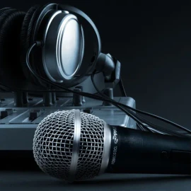 Micrófono Vocal Profesional Pyle, Micrófono Manual Unidireccional Cardioide de Bobina Móvil con Interruptor de ENCENDIDO/APAGADO Incluye Cable de Audio XLR de 15 pies a Conexión de Audio de 1/4''