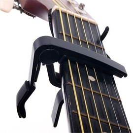 Capotraste de Guitarra Acústica/Eléctrica/Bajo. (Capo Traste Duradero), Aleación de Aluminio Con Almohadillas Acolchadas Que Protegen Tus Instrumento Musicales – [Color Negro]