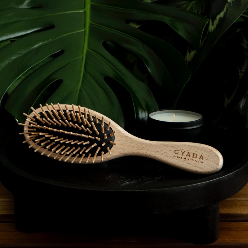 GYADA COSMETICS Medium Oval Brush Ideal for Detangling Long and