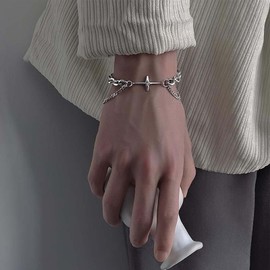 Yienate Punk Layered North Star Bracelet Silver Star Hand Chain Threader Hand Harness Hip Hop Shooting Star Pendant Wrist Chain Statement Slave Bracelet Jewellery Gift for Women Men, Silver Metal