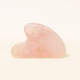 MY COSMETIK - Guasha aus hochwertigem Rosenquarz mit Wellenschliff für eine intensivere und stimulierende Massage - Gesichts- und Körperpflege - mit Beutel aus 100 % Baumwolle