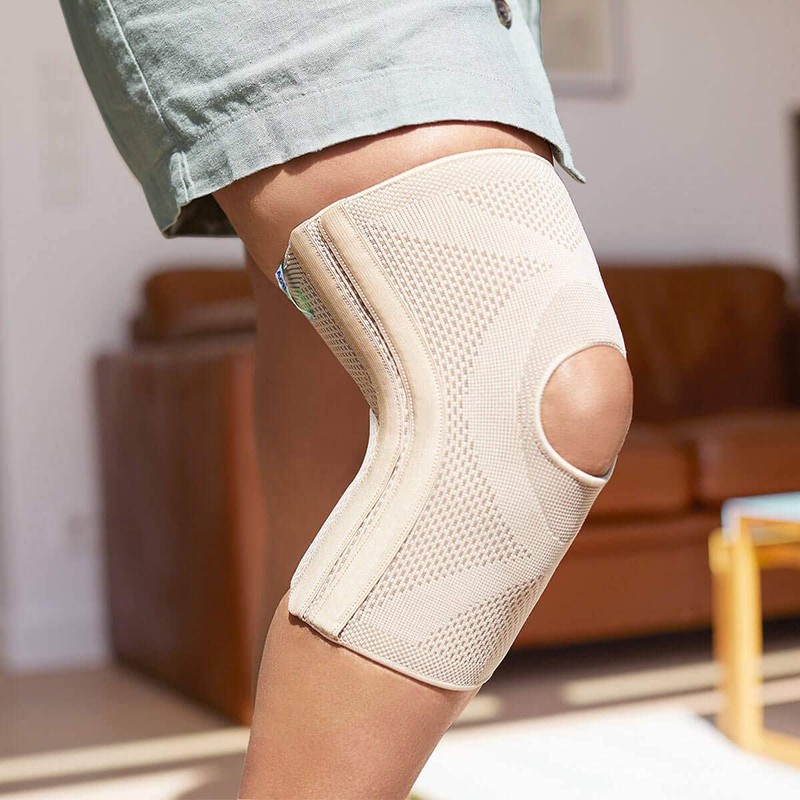 Medium Actimove EVERYDAY SUPPORTS Knee Support, Open Patella with four