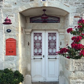 xhlokk Wall Mount Mailboxes, Rust Resistant Locking Wall Mailbox for Outside, Galvanized Steel and Aluminum Stamping Process, Vintage Mailbox with Key Lock Large Capacity Outdoor Decoration, Red