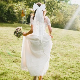 PLIGREAT 2 Stücke Schleife Knoten Hochzeitsschleier Tüll Braut kurze Haarspange Weiß Perle Schleier für Brautfrauen Brautdusche Junggesellenabschied Party Zubehör