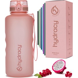 Hydracy - Botella de agua con marcador de tiempo, botella grande de medio galón de 64 onzas, sin BPA y manga sin sudor, botella de gimnasio a prueba de fugas con colador de infusor de frutas y tiempos
