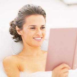 Relaxdays Badewannenkissen, Badekissen mit Saugnäpfen, Spa, Wannenkissen für Kopf & Nacken, 19,5 x 30,5 x 3,5 cm, weiß