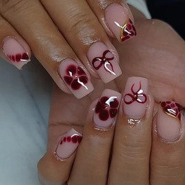 KQueenest Dark Red Press on Nails Short Square, Medium Fake Nails with Floral Bow Design, Gold Charms Full Cover Nude Pink Glue on Nails Press ons, Stick on Nail for Women Decoration 24 Pcs