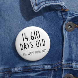 Felbridge Studio - 40th Birthday Badge for Women Large Big Giant Large Funny Him Her Man - 40th Birthday Gifts Friends Daughter Husband Wife Cousin 1982-40th Birthday Badges For Men - 59mm