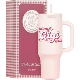 VIOLET & GALE Gigi Gifts For Grandma - Retro Collection - 40oz Insulated Tumbler with Handle, Gigi to be Christmas Gift, In My Gigi Era Cup
