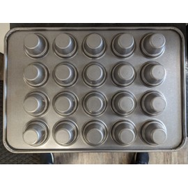 Chicago Metallic 44555 20 Cup 7.3 oz. Glazed Aluminized Steel Jumbo Crown Muffin