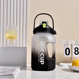 2,2 Liter Große Trinkflasche – Gym Flasche mit Strohhalm, Tragegurt & Zeitmarkierung, Auslaufsichere Sportflasche mit Zwei Ausgießern für Fitness, Wandern, Camping, Büro und Schule (Schwarz und Grau)