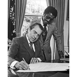 ClassicPix Print 11x14: President Nixon with Sammy Davis, Jr., 1971