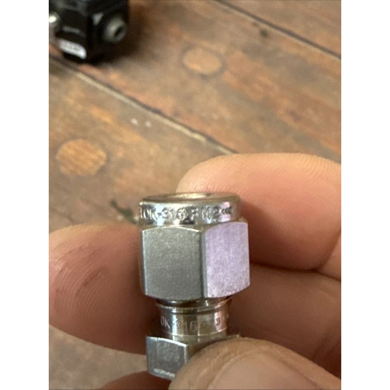 Swagelok SS-400-R-2 1/4 - 1/8" Stainless Steel Fitting Reducer Free