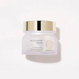 as a model MODELO Microbiome Cream 50ml 4173091 / MODELO 마이크로바이옴 크림 50ml 4173091