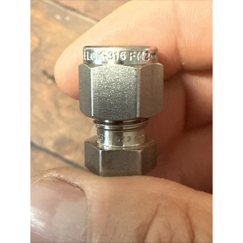 Swagelok SS-400-R-2 1/4 - 1/8" Stainless Steel Fitting Reducer Free