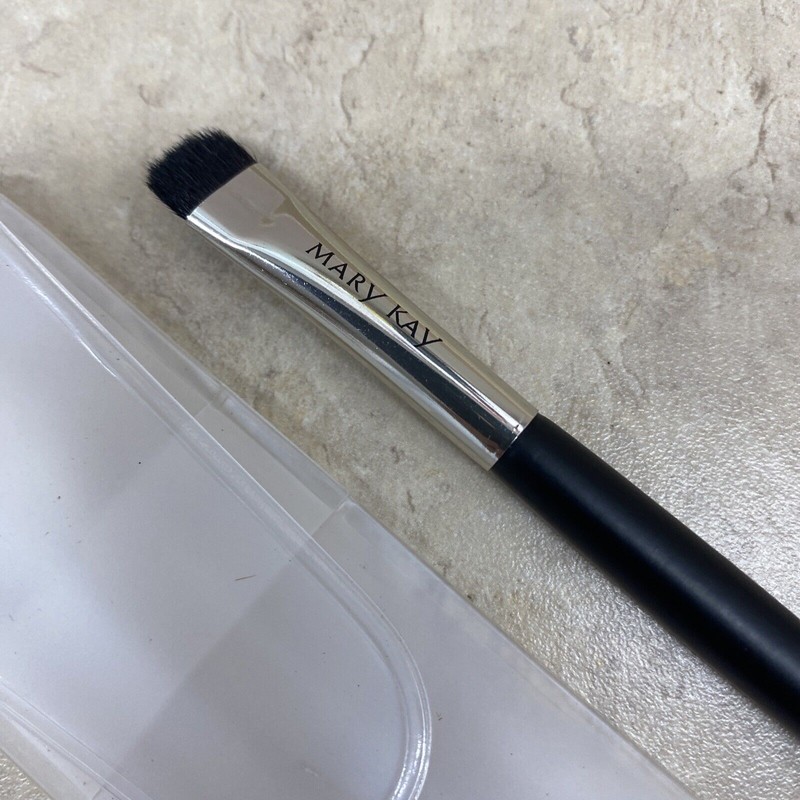 Mary Kay Eye Smudger Brush in Protective Sleeve - New