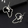 Pendientes colgantes con diseño minimalista y diseño de mapa de