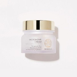 as a model MODELO Microbiome Cream 50ml 4173091 / MODELO 마이크로바이옴 크림 50ml 4173091
