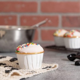 Medium Pleated White & Gold Paper Foil Baking Cups – Greaseproof, Heat-Resistant, Great for Cupcakes and Muffins, Desserts, Pastries – Disposable Baking Liners – Baking, Special Occasions (384)