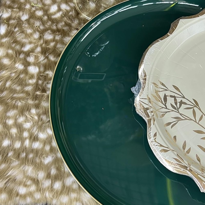 Luck and Luck 8 Sage Green Paper Plates with Gold