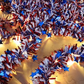 Lulu Home 33FT Pre-lit 4th of July Garland with Timer, 100 LEDs Red White Blue Stars & Stripes Patriotic Tinsel Garland with 8 Lighting Modes, USB Cable Powered for Independence Day Memorial Day Decor