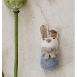 Én Gry & Sif Mini Bunnies / Small Easter Bunnies - Hand Felted - Felt Pendants, Easter Decoration - Pack of 3 ... B (Bunny with Bow)