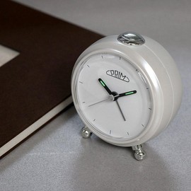 PRIM Modern Silver Alarm Clock - Wecker ohne Ticken (silber und weiß) mit warmem Licht - Minimalistisches Zifferblattdesign Modischer Nachttischwecker - moderne Dekoration (