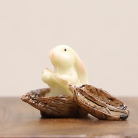 Miniature Bunny Rabbit Nut Boat, Dollhouse Bunny with Paddle in Boat, Mini Rabbit Sitting in Nutshell Boat, for Fairy Garden, Terrarium, Diorama or Mini Gardening, Miniature Woodland Decoration