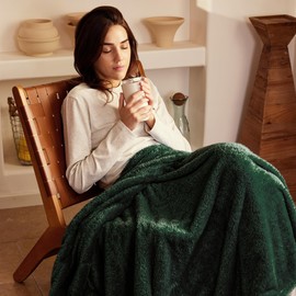 Exclusivo Mezcla Plush Fuzzy Fleece Bed Blanket Queen Size, Super Soft, Fluffy and Warm Blankets，Suitable for All Seasons (Forest Green, 90x90 Inches)