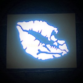 CustomTAYLOR33 calcomanía reflectante de alta intensidad de vinilo de beso de la muerte cráneo de los labios cruzados calcomanía para parachoques – coches, motos, cascos, pantallas de viento, portátiles, teléfonos celulares, (azul, 3 pulgadas de ancho, p