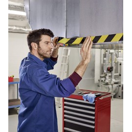 tesa Signal Markierungsklebeband UNIVERSAL - selbstklebendes Warnband zur permanenten Markierung und Kennzeichnung von Gefahrenzonen - aus robustem PP - 66 m x 50 mm - Gelb / Schwarz