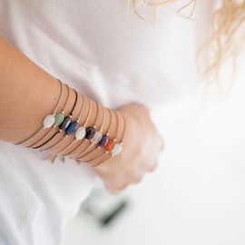 happymaker - Citrin Armband Damen, Edelstein Armband gelb mit Goldperlen und Geschenkverpackung, Alles wird gut Geschenk für Frauen, Geburtsstein Skorpion, handgemacht in Deutschland