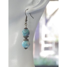 Ohrringe aus weißen Jadeperlen in den Farben Blau und Lila und tibetische Perlen aus antiker Bronze