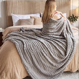Wajade Fleece Throw Blanket, Fluffy Faux Fur Blanket for Bed Sofa Couch, Soft Warm Thick Blanket,Light Grey 127x178